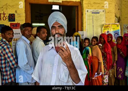 Patiala, Punjab, Indien. 19 Mai, 2019. Eine indische Wähler gesehen seine eingefärbten Finger zeigen nach seiner Stimmabgabe im Wahllokal in der letzten Phase der allgemeinen Wahlen in Indien in Patiala Bezirk von Punjab. Voting für die letzte Phase der Lok Sabha Wahlen in Punjab, Bihar, Westbengalen, Madhya Pradesh, Uttar Pradesh, Himachal Pradesh, Jharkhand und Chandigarh begonnen hat. Über 10.01 lakh Wähler wird das Schicksal von 918 Kandidaten entscheiden. Die Auszählung der Stimmen erfolgt am 23. Mai nehmen, sagten Beamte. Credit: Saqib Majeed/SOPA Images/ZUMA Draht/Alamy leben Nachrichten Stockfoto