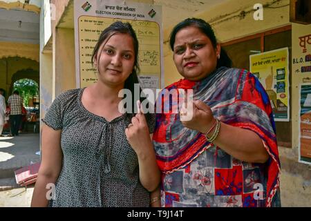 Patiala, Punjab, Indien. 19 Mai, 2019. Indische Wähler sehen Ihre eingefärbten Finger zeigen nach der Stimmabgabe im Wahllokal in der letzten Phase der allgemeinen Wahlen in Indien in Patiala Bezirk von Punjab. Voting für die letzte Phase der Lok Sabha Wahlen in Punjab, Bihar, Westbengalen, Madhya Pradesh, Uttar Pradesh, Himachal Pradesh, Jharkhand und Chandigarh begonnen hat. Über 10.01 lakh Wähler wird das Schicksal von 918 Kandidaten entscheiden. Die Auszählung der Stimmen erfolgt am 23. Mai nehmen, sagten Beamte. Credit: Saqib Majeed/SOPA Images/ZUMA Draht/Alamy leben Nachrichten Stockfoto