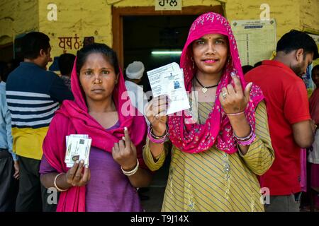 Patiala, Punjab, Indien. 19 Mai, 2019. Indische Wähler gesehen zeigen Ihren Personalausweis und Tinte Finger nach ihrer Stimmabgabe im Wahllokal in der letzten Phase der allgemeinen Wahlen in Indien in Patiala Bezirk von Punjab. Voting für die letzte Phase der Lok Sabha Wahlen in Punjab, Bihar, Westbengalen, Madhya Pradesh, Uttar Pradesh, Himachal Pradesh, Jharkhand und Chandigarh begonnen hat. Über 10.01 lakh Wähler wird das Schicksal von 918 Kandidaten entscheiden. Die Auszählung der Stimmen erfolgt am 23. Mai nehmen, sagten Beamte. Credit: Saqib Majeed/SOPA Images/ZUMA Draht/Alamy leben Nachrichten Stockfoto