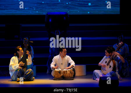 Peking, China. 18 Mai, 2019. Schauspieler an der Peking Universität in Beijing, die Hauptstadt von China, 18. Mai 2019. China hält eine reiche Auswahl an Ausstellungen und Aktivitäten auf die Kultur der asiatischen Länder und Regionen sowie den Austausch unter Ihnen. Credit: Shen Bohan/Xinhua/Alamy leben Nachrichten Stockfoto