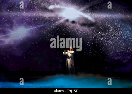 Peking, China. 18 Mai, 2019. Ein Schauspieler spielt den Bambus Flöte an der Peking Universität in Beijing, die Hauptstadt von China, 18. Mai 2019. China hält eine reiche Auswahl an Ausstellungen und Aktivitäten auf die Kultur der asiatischen Länder und Regionen sowie den Austausch unter Ihnen. Credit: Shen Bohan/Xinhua/Alamy leben Nachrichten Stockfoto