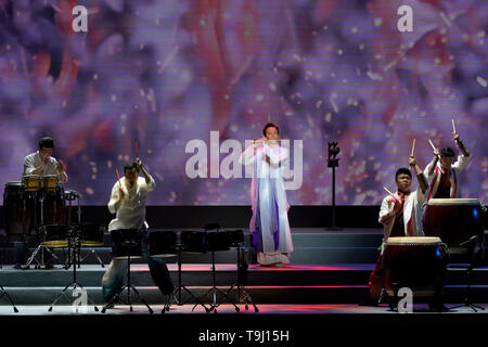 Peking, China. 18 Mai, 2019. Schauspieler an der Peking Universität in Beijing, die Hauptstadt von China, 18. Mai 2019. China hält eine reiche Auswahl an Ausstellungen und Aktivitäten auf die Kultur der asiatischen Länder und Regionen sowie den Austausch unter Ihnen. Credit: Shen Bohan/Xinhua/Alamy leben Nachrichten Stockfoto