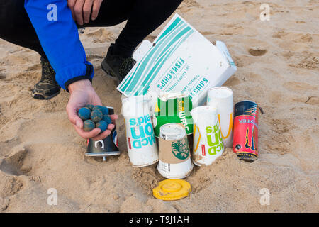 Seaton Carew, County Durham, UK. 19. Mai 2019. UK Wetter: Ein herrlicher Morgen für Plogging. Ein Jogger sammelt Müll auf seinen Morgen laufen durch die Dünen bei Seaton Carew an der nordöstlichen Küste von England. Plogging (Abholung Wurf beim Joggen) ist eine Skandinavische lifestyle Trend wo Jogger Abholung Müll/Kunststoff, wie sie laufen. Auch am Strand gefunden wurden Taprogge Kugeln (in der Hand, die Jogger), zu reinigen Kühlleitungen in Kraftwerken eingesetzt. Taprogge Kugeln, die zuvor auf dieser Strecke der Küste gefunden wurden durch die in der Nähe von Hartlepool Kernkraftwerk (sie sollen zu har werden zu haben Stockfoto