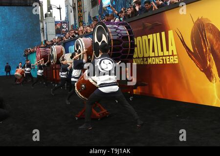 Los Angeles, CA, USA. 18 Mai, 2019. Atmosphäre bei der Ankunft für GODZILLA: KÖNIG DER MONSTER Premiere, TCL Chinese Theatre (ehemals Grauman's), Los Angeles, CA 18. Mai 2019. Credit: Priscilla Grant/Everett Collection/Alamy leben Nachrichten Stockfoto