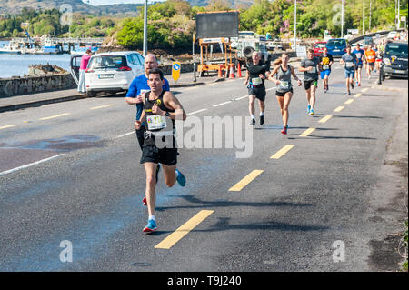 Glengarriff, West Cork, Irland. Mai 2019. Die Rudel rast von Glengarriff aus kurz nach dem Start des jährlichen Bay Run. Das Rennen, das ein Halbmarathon ist, läuft von Glengarriff nach Bantry. Credit: AG News/Alamy Live News. Stockfoto