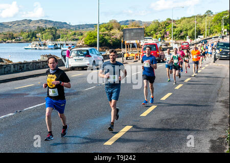 Glengarriff, West Cork, Irland. Mai 2019. Die Rudel rast von Glengarriff aus kurz nach dem Start des jährlichen Bay Run. Das Rennen, das ein Halbmarathon ist, läuft von Glengarriff nach Bantry. Credit: AG News/Alamy Live News. Stockfoto