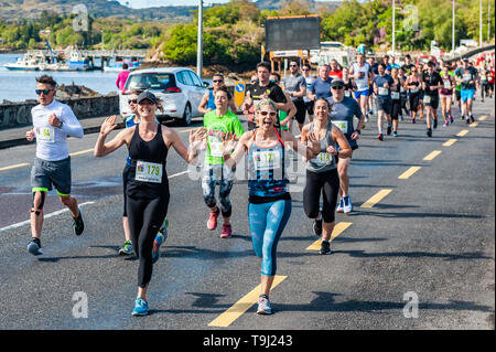 Glengarriff, West Cork, Irland. Mai 2019. Die Rudel rast von Glengarriff aus kurz nach dem Start des jährlichen Bay Run. Das Rennen, das ein Halbmarathon ist, läuft von Glengarriff nach Bantry. Credit: AG News/Alamy Live News. Stockfoto