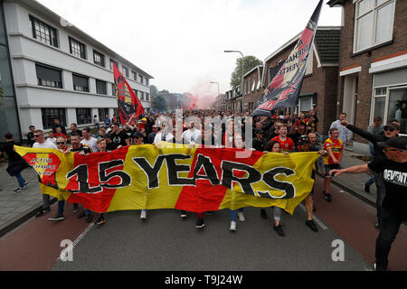 Deventer, Niederlande. 19. Mai 2019. der Saison 2018 / 2019, Niederländische Keuken Kampioen Play-offs. Fans von Go Ahead Eagles auf es Weg zum Stadion während des Spiels Go Ahead Eagles - Den Bosch (Play-off) Credit: Pro Schüsse/Alamy leben Nachrichten Stockfoto