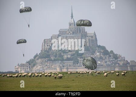 Avranches, Frankreich. 19 Mai, 2019. U.S. Army Airborne Fallschirmjäger mit der 10 Special Forces Group, Fallschirm in ein Schaf auf der Weide in der Nähe des berühmten Mont Saint Michel der Befreiung Frankreichs im Zweiten Weltkrieg am 18. Mai 2019 in Avranches, Frankreich gedenken. Credit: Planetpix/Alamy leben Nachrichten Stockfoto