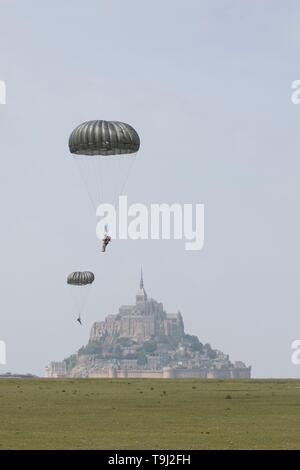 Avranches, Frankreich. 19 Mai, 2019. U.S. Army Airborne Fallschirmjäger mit der 10 Special Forces Group, Fallschirm in der Nähe des berühmten Mont Saint Michel der Befreiung Frankreichs im Zweiten Weltkrieg am 18. Mai 2019 in Avranches, Frankreich gedenken. Credit: Planetpix/Alamy leben Nachrichten Stockfoto