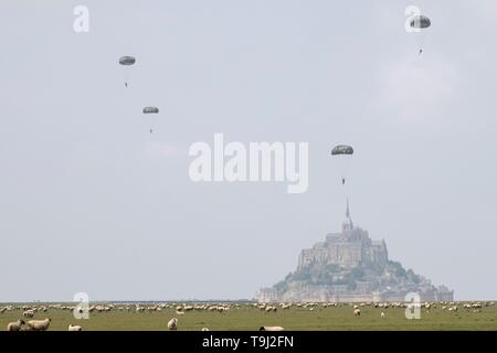 Avranches, Frankreich. 19 Mai, 2019. U.S. Army Airborne Fallschirmjäger mit der 10 Special Forces Group, Fallschirm in ein Schaf auf der Weide in der Nähe des berühmten Mont Saint Michel der Befreiung Frankreichs im Zweiten Weltkrieg am 18. Mai 2019 in Avranches, Frankreich gedenken. Credit: Planetpix/Alamy leben Nachrichten Stockfoto