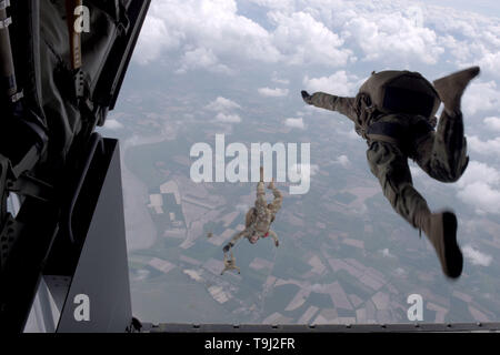 Avranches, Frankreich. 19 Mai, 2019. U.S. Army Airborne Fallschirmjäger mit der 10 Special Forces Group, Fallschirm aus einer Air Force MC-130J Commando II Flugzeuge, o der Befreiung Frankreichs im Zweiten Weltkrieg Mai 18, 2019 gedenken in Avranches, Frankreich. Credit: Planetpix/Alamy leben Nachrichten Stockfoto