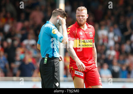 Deventer, Niederlande. 19. Mai 2019. der Saison 2018 / 2019, Niederländische Keuken Kampioen Play-offs. Schiedsrichter Jochem Kamphuis hört auf den VAR während des Spiels Go Ahead Eagles - Den Bosch (Play-off) Credit: Pro Schüsse/Alamy leben Nachrichten Stockfoto