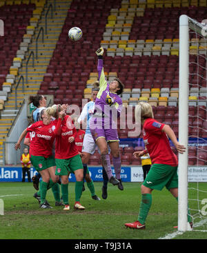 Northern Werbung Stadion, Bradford, UK. 18 Mai, 2019. FA Premier League Fußball-Finale der Frauen, Blackburn Rovers gegen Coventry Vereinigtes; Susan Wald von Coventry City springt der Ball klar Credit: Aktion plus Sport/Alamy Leben Nachrichten zu lochen Stockfoto