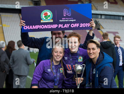 Northern Werbung Stadion, Bradford, UK. 18 Mai, 2019. FA Premier League Fußball-Finale der Frauen, Blackburn Rovers gegen Coventry Vereinigtes; Danielle Gibbons der Blackburn Rovers und Ihre Teamkollegen feiern mit der Trophäe Credit: Aktion plus Sport/Alamy leben Nachrichten Stockfoto