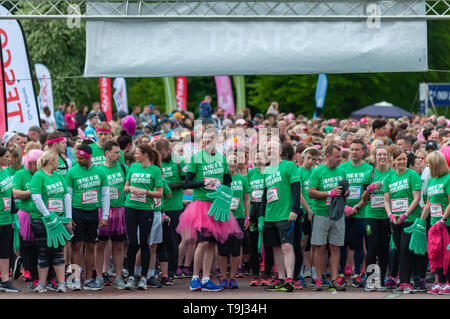 Glasgow, Schottland, Großbritannien. 19 Mai, 2019. Läufer zu Beginn der Rennen für das Leben, das ist ein Charity Event und beinhaltet ein 5 k und 10 k laufen durch die Straßen der Stadt Geldern Cancer Research UK zu helfen zu erhöhen. Credit: Skully/Alamy leben Nachrichten Stockfoto