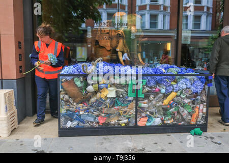 London, Großbritannien. 19 Mai, 2019. London, Großbritannien. 19. Mai 2019. Der Marshall Wace Installation für den diesjährigen Chelsea in der Blüte eine Zusammenarbeit mit Surfer gegen die Abwasser. Der Einzelhandel im eleganten Chelsea ihren Store Fronten mit Kreativen florale Muster und zeigt dekorieren für den prestigeträchtigen jährlichen florale Kunst zeigen zu konkurrieren Auszeichnungen im Chelsea in der Blüte der Wettbewerb in Verbindung mit der Royal Horticultural Society (RHS). Thema in diesem Jahr ist unter dem Meer und die Umwelt Credit: Amer ghazzal/Alamy leben Nachrichten Stockfoto