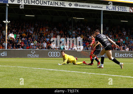 Deventer, Niederlande. 19. Mai 2019. der Saison 2018 / 2019, Niederländische Keuken Kampioen Play-offs. 2-2 von Go Ahed Adler während des Spiels Go Ahead Eagles - Den Bosch (Play-off) Credit: Pro Schüsse/Alamy leben Nachrichten Stockfoto