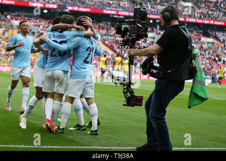 London, Großbritannien. 18 Mai, 2019. David Silva von Manchester City (21) feiert mit seinen Mannschaftskameraden, nachdem er zählt seine Mannschaften 1. Ziel. Die Emirate FA-Cup, Manchester City v Watford im Wembley Stadion in London am Samstag, den 18. Mai 2019. Dieses Bild dürfen nur für redaktionelle Zwecke verwendet werden. Nur die redaktionelle Nutzung, eine Lizenz für die gewerbliche Nutzung erforderlich. Keine Verwendung in Wetten, Spiele oder einer einzelnen Verein/Liga/player Publikationen. Credit: Andrew Orchard sport Fotografie/Alamy leben Nachrichten Stockfoto