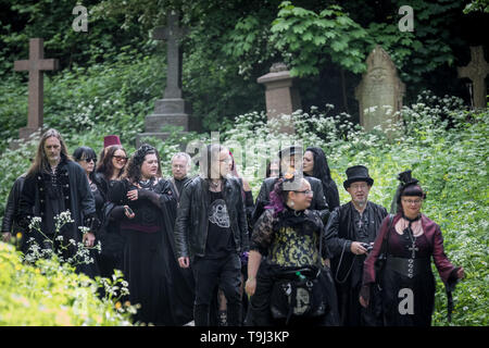 London, Großbritannien. 18 Mai, 2019. Mitglieder von London Vampir Gesellschaft nehmen an der jährlichen Tag der offenen Tür Nunhead Friedhof. Credit: Guy Corbishley/Alamy leben Nachrichten Stockfoto