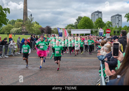 Glasgow, Schottland, Großbritannien. 19 Mai, 2019. Läufer zu Beginn der Rennen für das Leben, das ist ein Charity Event und beinhaltet ein 5 k und 10 k laufen durch die Straßen der Stadt Geldern Cancer Research UK zu helfen zu erhöhen. Credit: Skully/Alamy leben Nachrichten Stockfoto