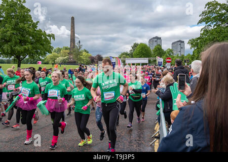 Glasgow, Schottland, Großbritannien. 19 Mai, 2019. Läufer zu Beginn der Rennen für das Leben, das ist ein Charity Event und beinhaltet ein 5 k und 10 k laufen durch die Straßen der Stadt Geldern Cancer Research UK zu helfen zu erhöhen. Credit: Skully/Alamy leben Nachrichten Stockfoto