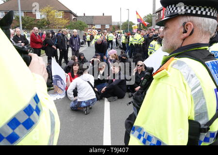 Liverpool, Großbritannien. 19. Mai 2019. Menschen protestieren gegen Tommy Robinson in Liverpool vor diesem Wochen Wahlen zum Europäischen Parlament. Credit: Ken Biggs/Alamy leben Nachrichten Stockfoto