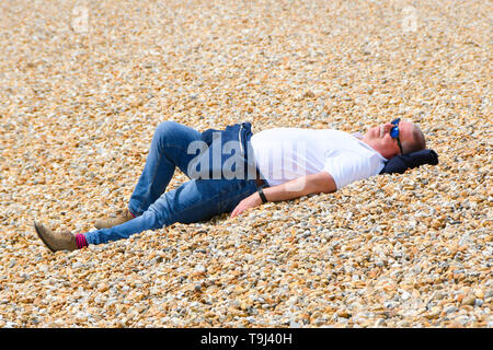 Lyme Regis, Dorset, Großbritannien. 19. Mai 2019. UK Wetter. Besucher auf dem Strand im Badeort von Lyme Regis in Dorset genießen ein Tag der warmen sonnigen Perioden. Foto: Graham Jagd-/Alamy leben Nachrichten Stockfoto