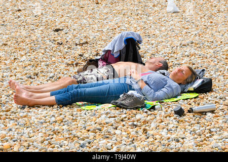 Lyme Regis, Dorset, Großbritannien. 19. Mai 2019. UK Wetter. Besucher auf dem Strand im Badeort von Lyme Regis in Dorset genießen ein Tag der warmen sonnigen Perioden. Foto: Graham Jagd-/Alamy leben Nachrichten Stockfoto