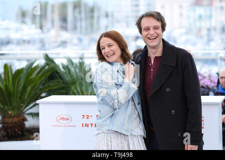 Cannes, Frankreich. 19 Mai, 2019. Darsteller Valerie Pachner (L) und August Diehl darstellen, während ein Fotoshooting für den Film "Ein verborgenes Leben" auf dem 72. Filmfestival in Cannes Cannes, Frankreich, 19. Mai 2019. Der amerikanische Regisseur Terrence Malick's Film "Ein verborgenes Leben" konkurrieren für die Palme d'Or mit anderen 20 Spielfilme während der 72Nd Cannes Film Festival, das vom 14. bis 25 Mai stattfindet. Credit: Zhang Cheng/Xinhua/Alamy leben Nachrichten Stockfoto