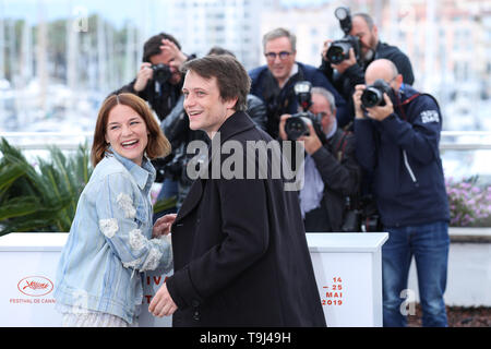 Cannes, Frankreich. 19 Mai, 2019. Darsteller Valerie Pachner (L) und August Diehl darstellen, während ein Fotoshooting für den Film "Ein verborgenes Leben" auf dem 72. Filmfestival in Cannes Cannes, Frankreich, 19. Mai 2019. Der amerikanische Regisseur Terrence Malick's Film "Ein verborgenes Leben" konkurrieren für die Palme d'Or mit anderen 20 Spielfilme während der 72Nd Cannes Film Festival, das vom 14. bis 25 Mai stattfindet. Credit: Zhang Cheng/Xinhua/Alamy leben Nachrichten Stockfoto