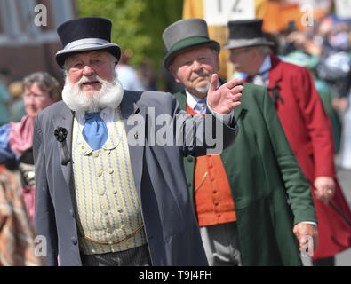 Lubben, Deutschland. 19. Mai 2019. Die Mitglieder des Vereins Die schöne Münchnerin e.V. an der traditionellen Trachtenumzug nehmen im Rahmen der Deutschen Tracht Festival 2019. Die Tagung, an der 2500 Tracht Träger aus dem gesamten Bundesgebiet sowie aus Polen, den Niederlanden und der Ukraine fand unter dem Motto "Tracht verbindet! Foto: Patrick Pleul/dpa-Zentralbild/dpa Quelle: dpa Picture alliance/Alamy leben Nachrichten Stockfoto