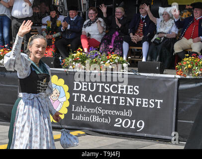 Lubben, Deutschland. 19. Mai 2019. Ein Teilnehmer gibt die Bühne mit den Ehrengästen beim traditionellen Trachtenumzug im Rahmen der Deutschen Tracht Festival 2019. Die Tagung, an der 2500 Tracht Träger aus dem gesamten Bundesgebiet sowie aus Polen, den Niederlanden und der Ukraine fand unter dem Motto "Tracht verbindet! Foto: Patrick Pleul/dpa-Zentralbild/dpa Quelle: dpa Picture alliance/Alamy leben Nachrichten Stockfoto