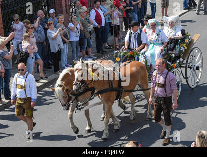 Lubben, Deutschland. 19. Mai 2019. Gäste sitzen in einem Schlitten und an der traditionellen Trachtenumzug als Teil der Deutschen Tracht Festival 2019. Die Tagung, an der 2500 Tracht Träger aus dem gesamten Bundesgebiet sowie aus Polen, den Niederlanden und der Ukraine fand unter dem Motto "Tracht verbindet! Foto: Patrick Pleul/dpa-Zentralbild/dpa Quelle: dpa Picture alliance/Alamy leben Nachrichten Stockfoto