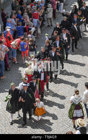 Lubben, Deutschland. 19. Mai 2019. Mitglieder der Nowa Niwa Tracht Gruppe nehmen Sie teil an den traditionellen Trachtenumzug als Teil der Deutschen Tracht Festival 2019. Die Tagung, an der 2500 Tracht Träger aus dem gesamten Bundesgebiet sowie aus Polen, den Niederlanden und der Ukraine fand unter dem Motto "Tracht verbindet! Foto: Patrick Pleul/dpa-Zentralbild/dpa Quelle: dpa Picture alliance/Alamy leben Nachrichten Stockfoto