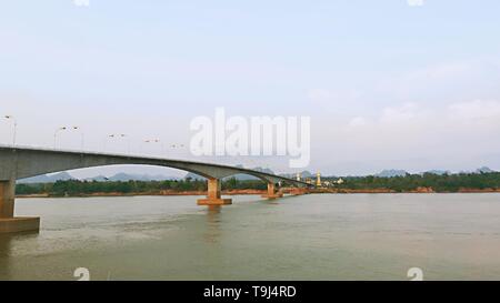 (190519) - Nakhon Phanom, 19. Mai 2019 (Xinhua) - Die thai-lao Friendship Bridge über den Fluss Mekong Verbindung der Provinz Nakhon Phanom Thailand mit Laos' Khammouane Provinz Nakhon Phanom, Thailand, 9. Mai 2019 zu sehen ist. Narongchai, ein Freiwilliger tour Boot auf dem Mekong River im Nordosten von Thailand Nakhon Phanom, hat diese Aufgabe seit 16 Jahren. "Das ist unsere Mutter Mekong Fluss, verbindliche Jeder im Becken", sagte Narongchai, beschreibt die grenzüberschreitende Fluss Teil seines Lebens. Um mit der Funktion: Mekong bindet regionalen Ländern, Völkern zusammen als Lebensnerv der Sab Stockfoto