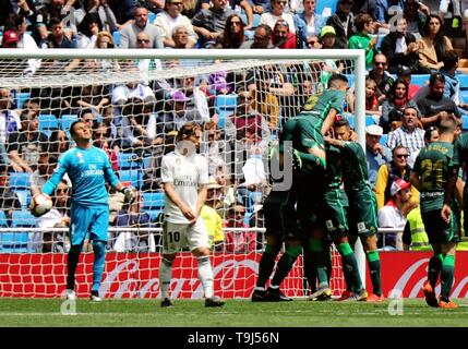 Madrid, Spanien. 19 Mai, 2019. Spieler von Real Betis feiern Ihre zählen während der 38. Runde Liga Match zwischen Real Madrid und Real Betis in Madrid, Spanien, am 19. Mai 2019. Real Madrid 0:2 verloren. Credit: Edward F. Peters/Xinhua/Alamy leben Nachrichten Stockfoto