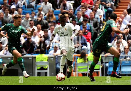 Madrid, Spanien. 19 Mai, 2019. Von Real Madrid Vinicius Junior (C) dribbelt während der 38. Runde Liga Match zwischen Real Madrid und Real Betis in Madrid, Spanien, am 19. Mai 2019. Real Madrid 0:2 verloren. Credit: Edward F. Peters/Xinhua/Alamy leben Nachrichten Stockfoto