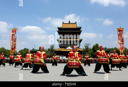 Shandong. 19 Mai, 2019. Folk Künstler spielen Drums in Taierzhuang antiken Stadt in der bezirksfreien Stadt Stadt, im Osten der chinesischen Provinz Shandong, am 19. Mai 2019, China Tourismus Tag. Credit: Sun Zhongzhe/Xinhua/Alamy leben Nachrichten Stockfoto