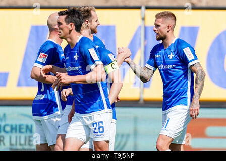 Darmstadt, Deutschland. 19 Mai, 2019. 2. Fussball Bundesliga, Darmstadt 98 - Erzgebirge Aue, 34. Spieltag, in der Merck Stadion am Böllenfalltor. Darmstadts Torschütze Tobias Kempe (r) freut sich mit seinen Teamkollegen über das Tor zum 1-0. Foto: Uwe Anspach/dpa - WICHTIGER HINWEIS: In Übereinstimmung mit den Anforderungen der DFL Deutsche Fußball Liga oder der DFB Deutscher Fußball-Bund ist es untersagt, zu verwenden oder verwendet Fotos im Stadion und/oder das Spiel in Form von Bildern und/oder Videos - wie Foto Sequenzen getroffen haben./dpa/Alamy leben Nachrichten Stockfoto