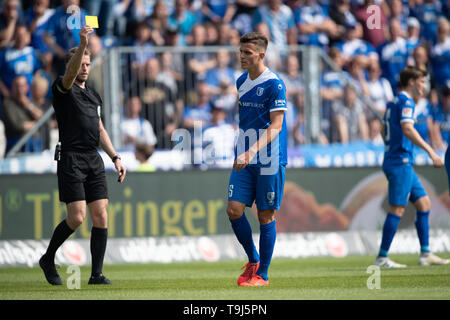 Magdeburg, Deutschland. 19 Mai, 2019. 2. Fussball Bundesliga, 1.FC Magdeburg - 1.FC Köln, 34. Spieltag in der MDCC-Arena. Schiedsrichter Sven Waschitzki (l) zeigt die Magdeburger Tobias Müller die gelbe Karte. Credit: Swen Pförtner/dpa - WICHTIGER HINWEIS: In Übereinstimmung mit den Anforderungen der DFL Deutsche Fußball Liga oder der DFB Deutscher Fußball-Bund ist es untersagt, zu verwenden oder verwendet Fotos im Stadion und/oder das Spiel in Form von Bildern und/oder Videos - wie Foto Sequenzen getroffen haben./dpa/Alamy leben Nachrichten Stockfoto