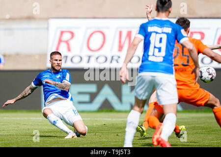 Darmstadt, Deutschland. 19 Mai, 2019. 2. Fussball Bundesliga, Darmstadt 98 - Erzgebirge Aue, 34. Spieltag, in der Merck Stadion am Böllenfalltor. Darmstadts Tobias Kempe (l) Kerben das Ziel zu 1-0. Foto: Uwe Anspach/dpa - WICHTIGER HINWEIS: In Übereinstimmung mit den Anforderungen der DFL Deutsche Fußball Liga oder der DFB Deutscher Fußball-Bund ist es untersagt, zu verwenden oder verwendet Fotos im Stadion und/oder das Spiel in Form von Bildern und/oder Videos - wie Foto Sequenzen getroffen haben./dpa/Alamy leben Nachrichten Stockfoto