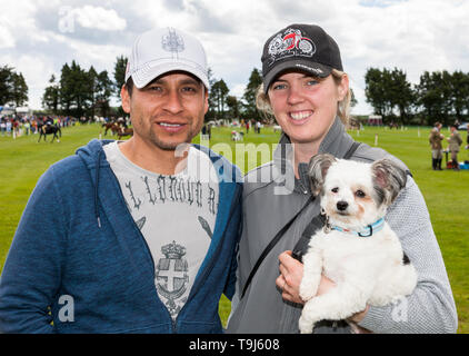 Bandon, Cork, Irland. 19 Mai, 2019. Alberto Pina und Nikki Murphy, Hafenblick mit ihren Rescue Dog Busy Bee an der Landwirtschaftlichen zeigen, dass in Bandon, Co Cork, Irland, statt. Quelle: David Creedon/Alamy leben Nachrichten Stockfoto