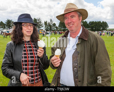 Bandon, Cork, Irland. 19 Mai, 2019. Angela und Connor O'Sullivan von Timoleague genießen Eis Kegel auf der landwirtschaftlichen zeigen, dass in Bandon, Co Cork, Irland, statt. Quelle: David Creedon/Alamy leben Nachrichten Stockfoto