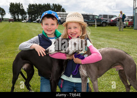 Bandon, Cork, Irland. 19 Mai, 2019. Issac und Pippa O'Mahoney aus Kilbrittian mit ihren whippets Buh und Sonny in der Landwirtschaft zeigen, dass in Bandon, Co Cork, Irland, statt. Quelle: David Creedon/Alamy leben Nachrichten Stockfoto