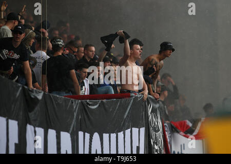 Oss, Niederlande. 19 Mai, 2019. OSS, 19-05-2019, Stadion TOP Oss, Niederländisch Keuken Kampioen divisie Saison 2018/2019 Play Off. Fans von TOP Oss während des Spiels TOP Oss-Sparta. Credit: Pro Schüsse/Alamy leben Nachrichten Stockfoto