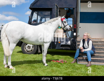 Bandon, Cork, Irland. 19 Mai, 2019. Deirdre Burchill von Castlehaven mit ihrer Show Pony Silber an der Landwirtschaft zeigen, dass in Bandon, Co Cork, Irland, statt. Quelle: David Creedon/Alamy leben Nachrichten Stockfoto