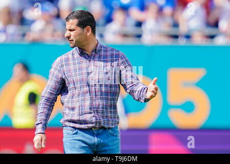 Darmstadt, Deutschland. 19 Mai, 2019. 2. Fussball Bundesliga, Darmstadt 98 - Erzgebirge Aue, 34. Spieltag, in der Merck Stadion am Böllenfalltor. Darmstadts Trainer Dimitrios GRAMMOZIS gestikulierte. Foto: Uwe Anspach/dpa - Verwenden Sie nur nach vertraglicher Vereinbarung/dpa/Alamy leben Nachrichten Stockfoto