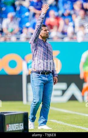 Darmstadt, Deutschland. 19 Mai, 2019. 2. Fussball Bundesliga, Darmstadt 98 - Erzgebirge Aue, 34. Spieltag, in der Merck Stadion am Böllenfalltor. Darmstadts Trainer Dimitrios GRAMMOZIS gestikulierte. Foto: Uwe Anspach/dpa - Verwenden Sie nur nach vertraglicher Vereinbarung/dpa/Alamy leben Nachrichten Stockfoto