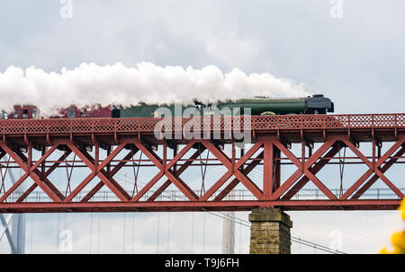 Forth Rail Bridge, North Queensferry, Fife, Schottland, Vereinigtes Königreich, 19. Mai 2019. Der Flying Scotsman Dampflokomotive auf Tour rund um die Pfeife Kreis, überqueren die berühmte Brücke über den Firth-of-Forth, einfach als "Bridge" bezeichnet, ohne dass eine Identifikationsnummer wie alle anderen Eisenbahnbrücken. Der Dampfzug auf seinem Weg in Richtung North Queensferry Fife aus gesehen Stockfoto